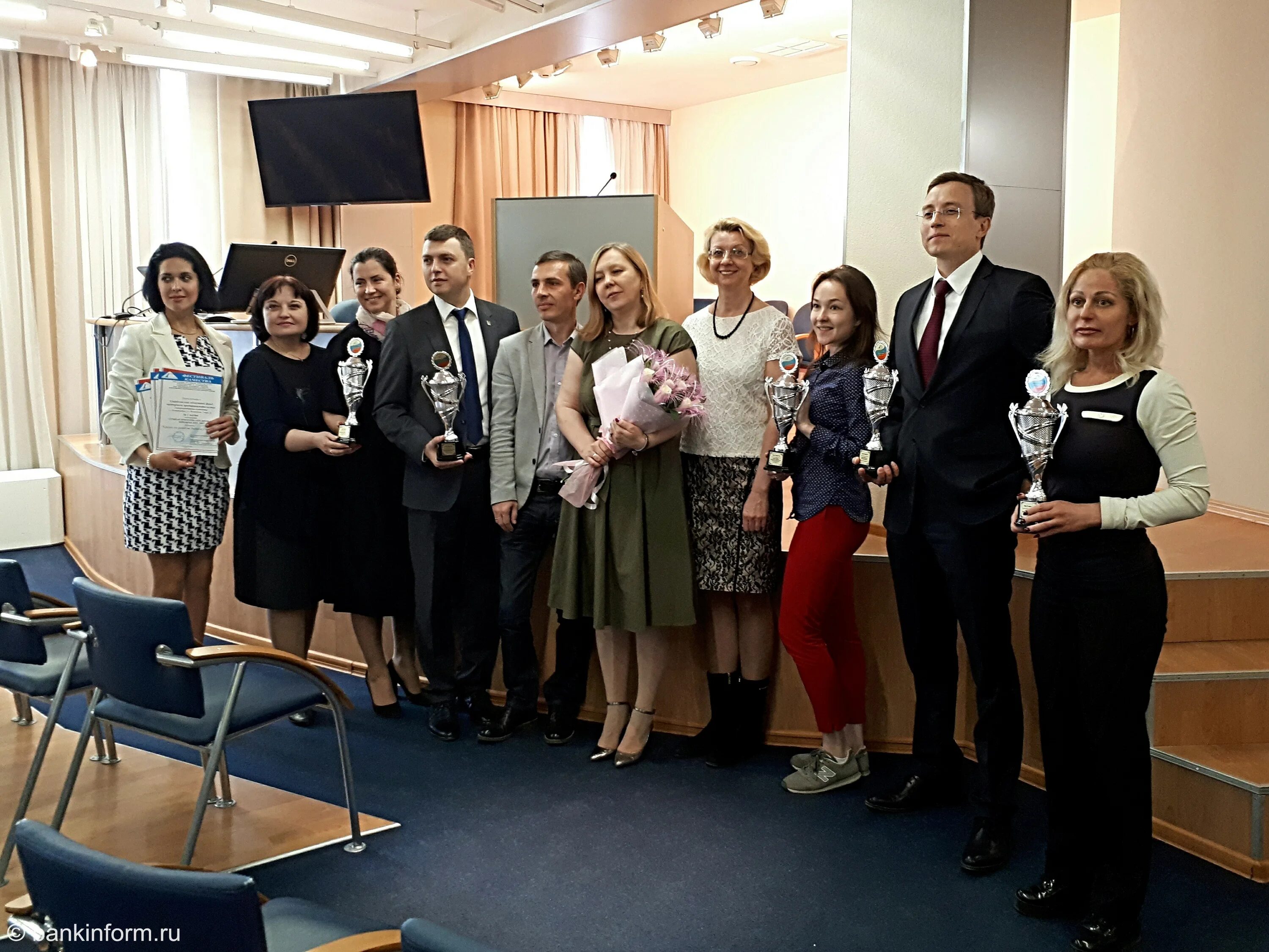 Первый офис альфа банка. Фотокарточки сбербанк. Bankinform екатеринбург. Bankinform екатеринбург. Аватарка втб банка.