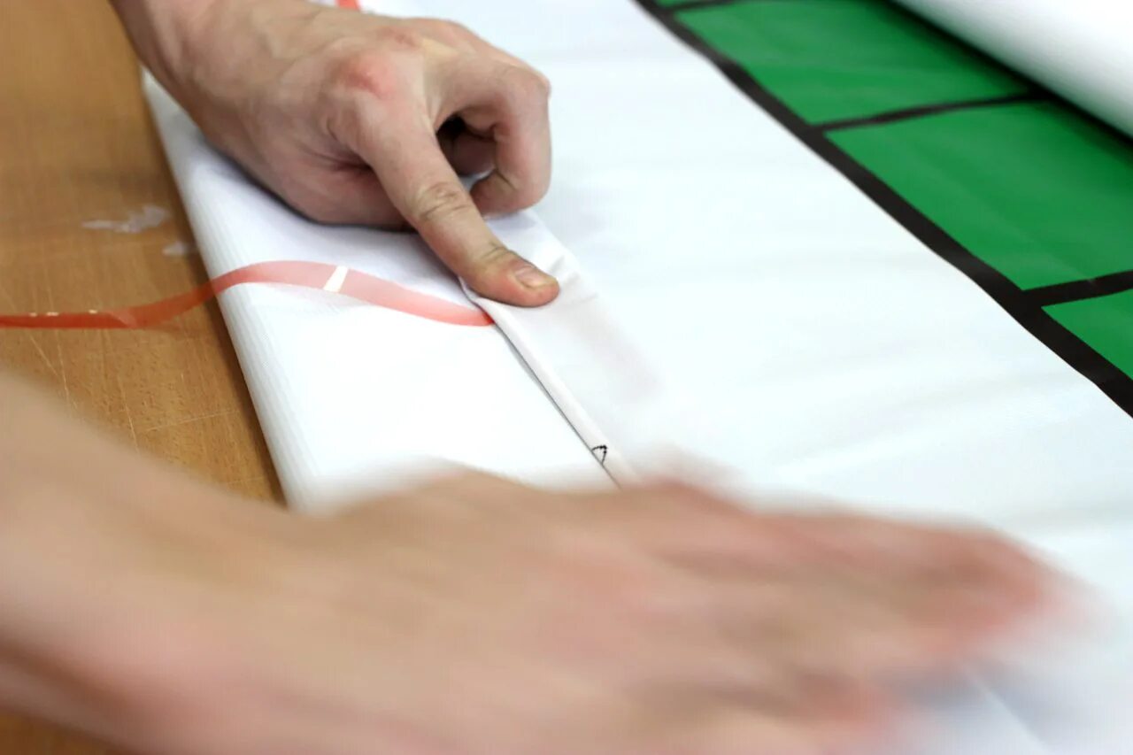 Баннер с проклейкой и люверсами. Проварка периметра баннера. Проклейка краев баннера. Печать баннеров. Баннер с люверсами.