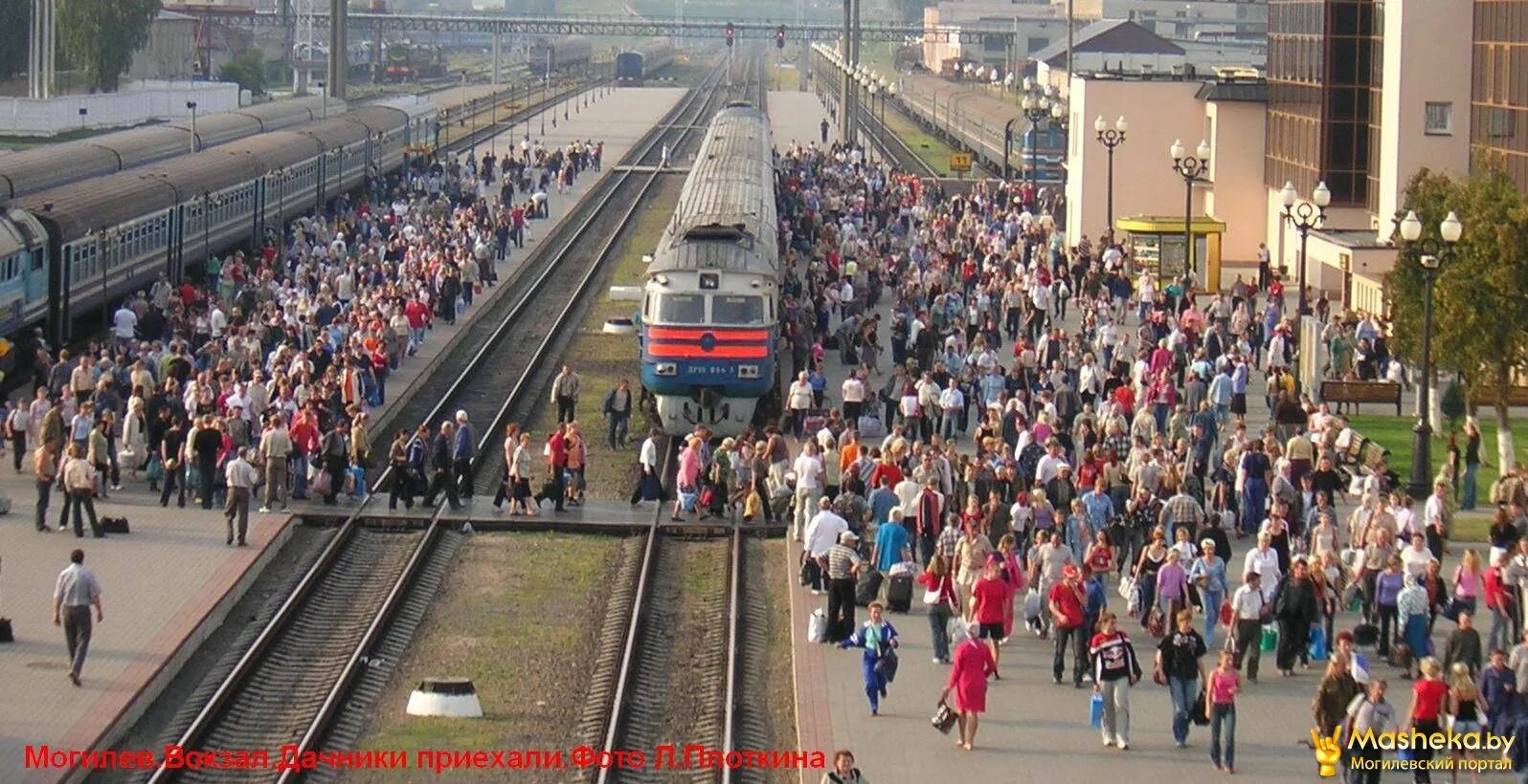 Люди на перроне вокзала. Много людей на вокзале. Люди на вокзале. Люди на перроне вокзала. Люди на перроне.