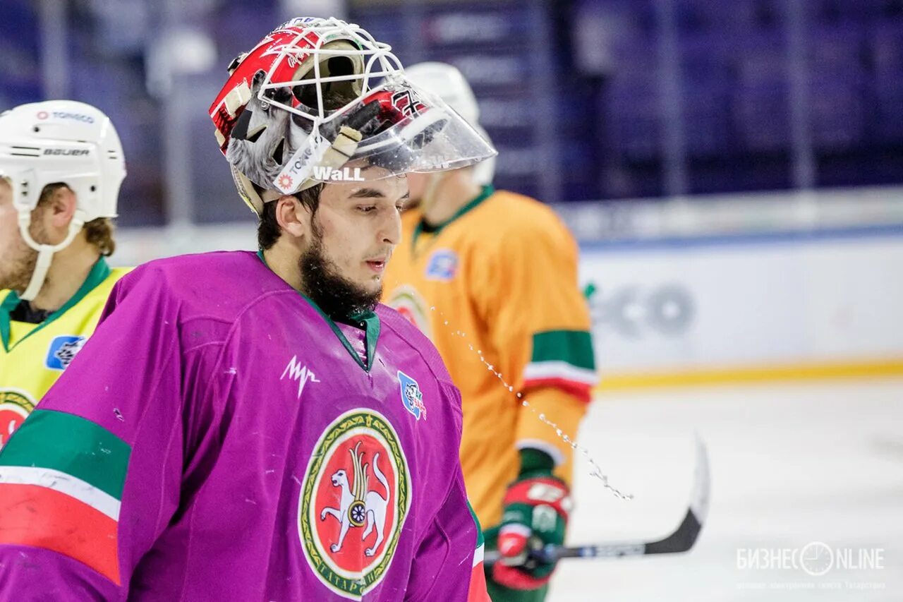 Эмиль гарипов вратарь. Эмиль гарипов. Эмиль гарипов. Эмиль гарипов вратарь. Гарипов ак барс кубок.