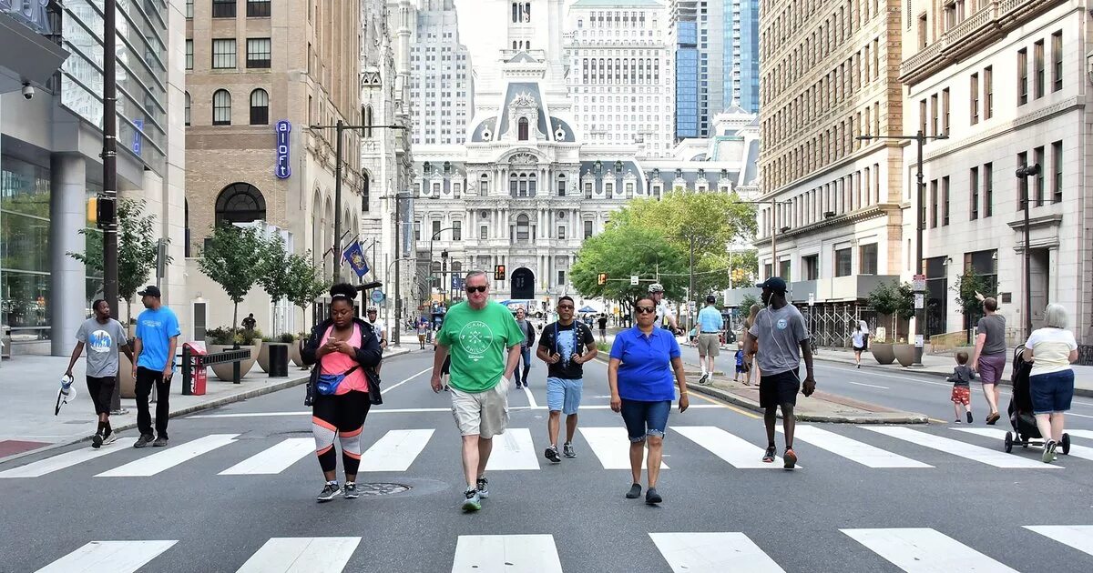 Люди на улице. Where do you live перевод. Английский язык 4 класс where do you live. In the street картинка для детей. Safety rules in the street.