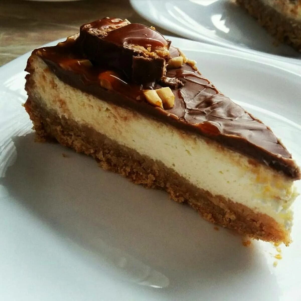 чизкейк шоколадный сникерс. сникерс без выпечки. рецепт сникерса без выпечки. торт сникерс чизкейк. торт сникерс мирабелла.