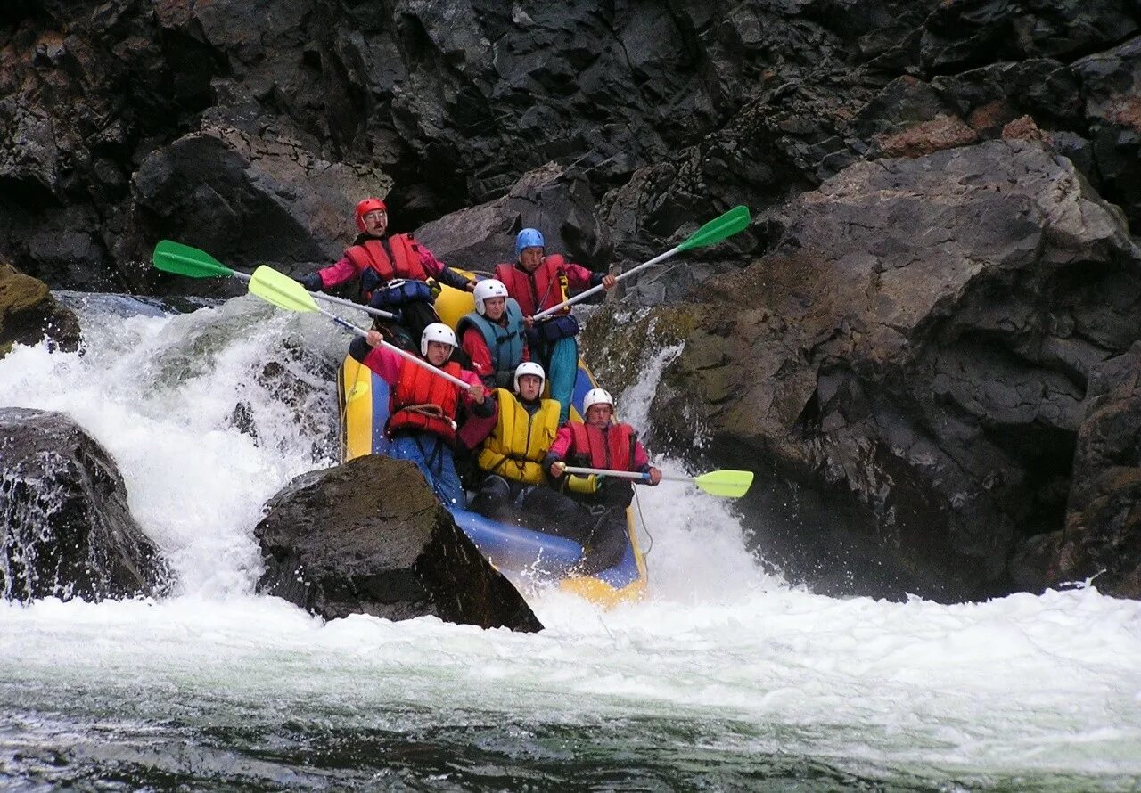 Спуск на байдарках по горным рекам. Экстремальный спорт на горной реке 7. Whitewater rafting. Экстремальный спорт. Сплав по горной реке.