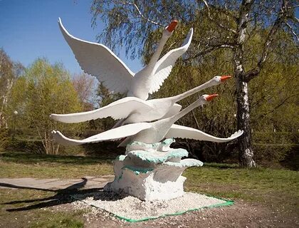 Скульптуры лебедей