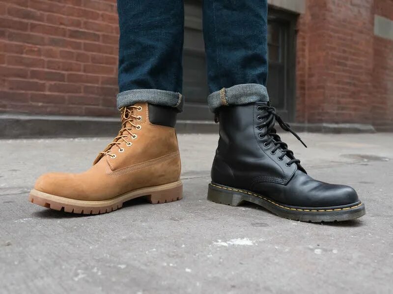 Мартинсы подошва. Timberland Boots. Dr Martens vs Timberland. Martens 1460 on feet. Dr Martens 1460 men Black on feet.