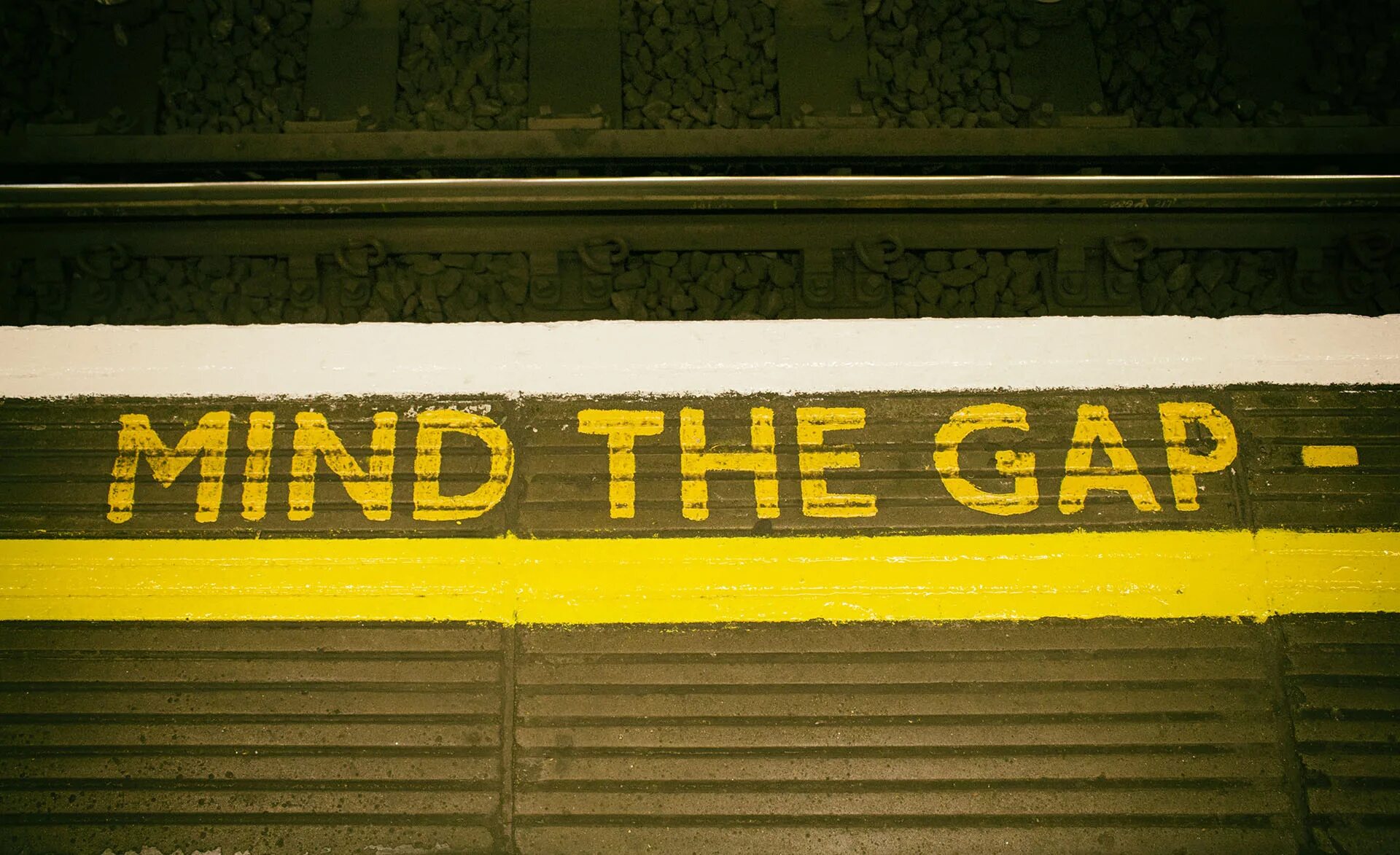 Mind the rules. Mind the gap sign. mind the gap перевод. spread the sign гап.