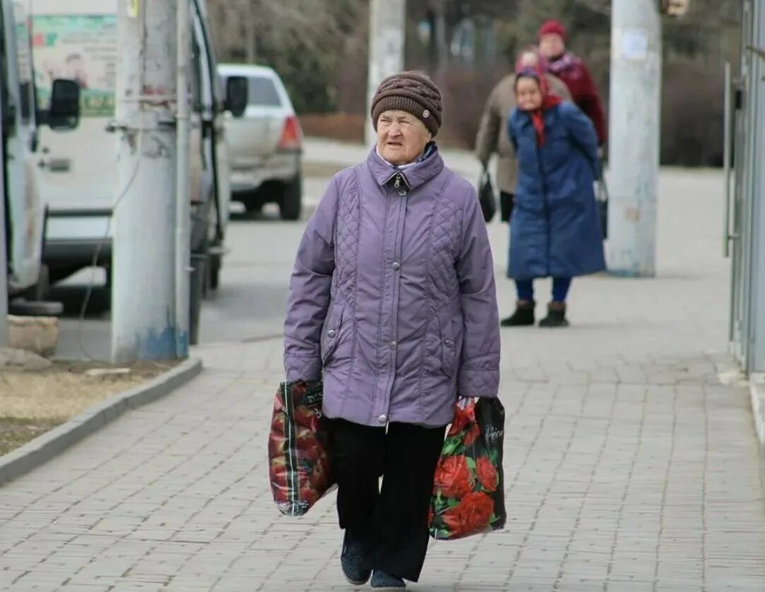 Пенсионеры в России. Пенсионеры и подростки. 13 Пенсия. Пенсионный Возраст для женщин.