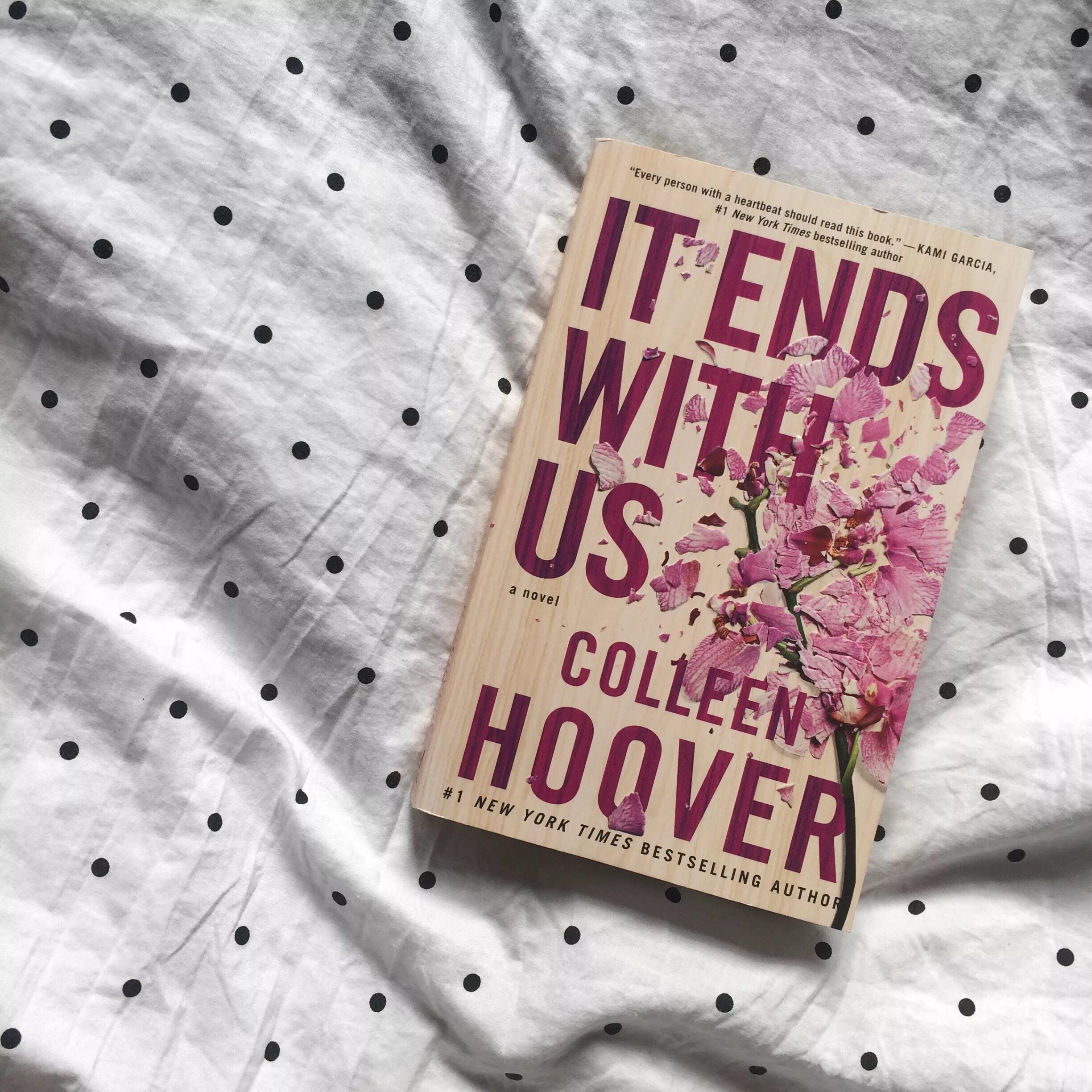 It ends with us Colleen Hoover книга. It ends with us Коллин Хувер книга. Все закончится на нас книга. Книга the ends with us. Books have been with us