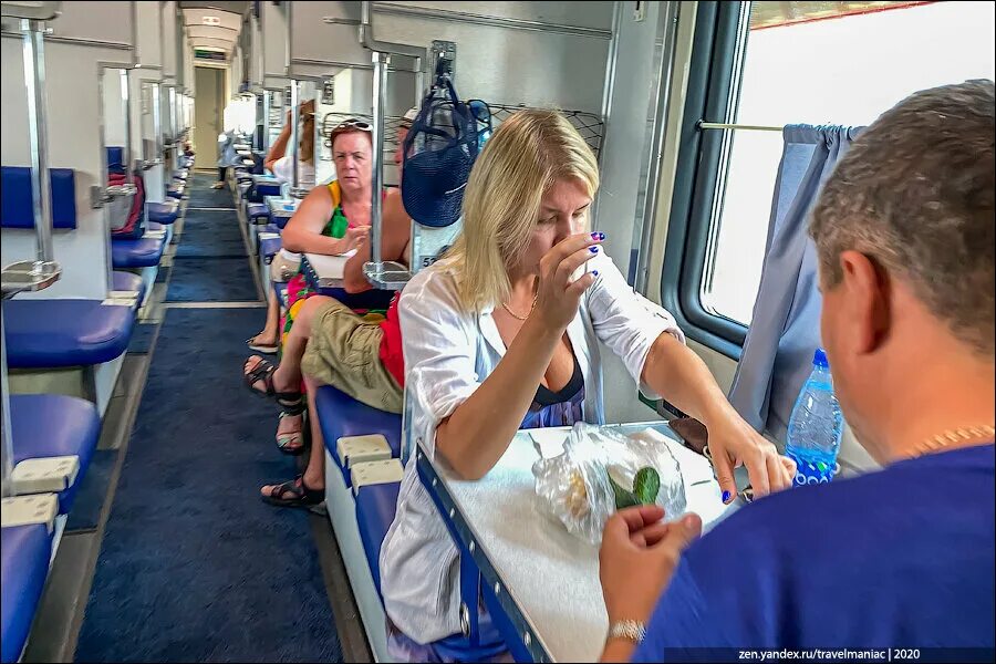 Есть ли поезд в сочи. Ретро поезд Сочи Гагра плацкартный вагон. Туристический поезд Сочи гаграобщийй вагон. Ретро поезд 927 Гагра плацкарт. Туристический поезд Сочи Гагра общий вагон.