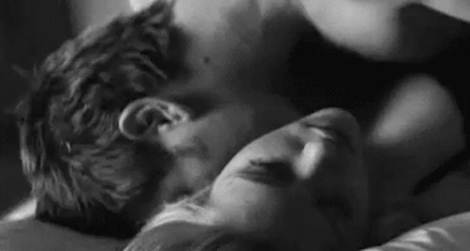 Rus xgroovy gif. Страсть в постели gif. Нежные ласки gif. Чувственные.гиф.. Любовь в постели анимация.
