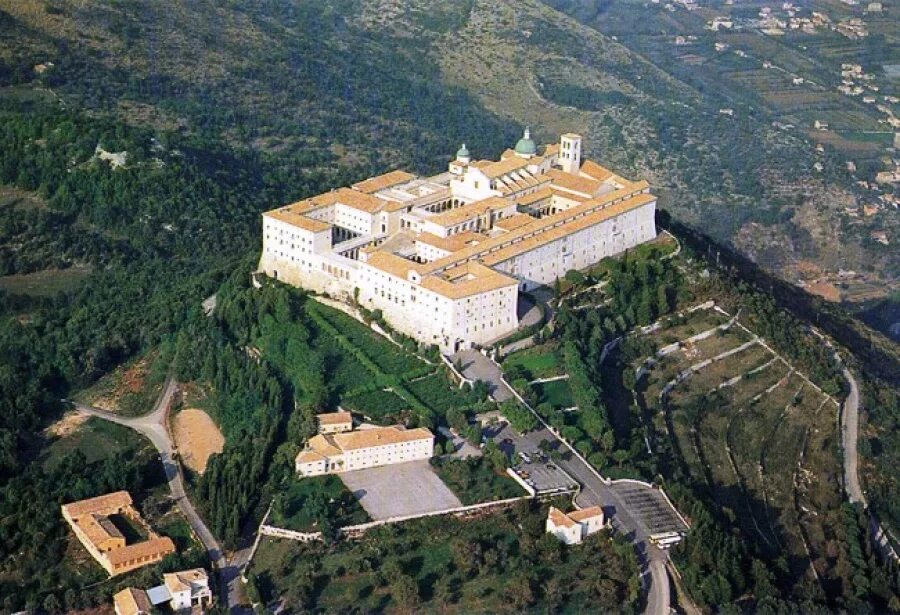 Самый крупный монастырь в европе. Монтекассино бенедиктинский монастырь. Монастырь бенедиктинцев Монте Кассино. Монастырь Монте-Кассино Италия план. Средневековый монастырь Монтекассино.
