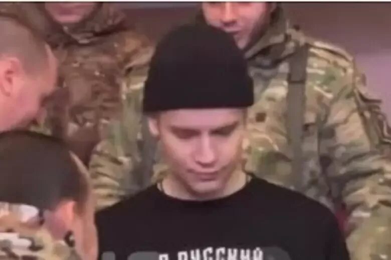 Выступление шамана перед посольством сша. Выступление шамана на донбассе. шаман приехал в донбасс. шаман выступил на донбассе.