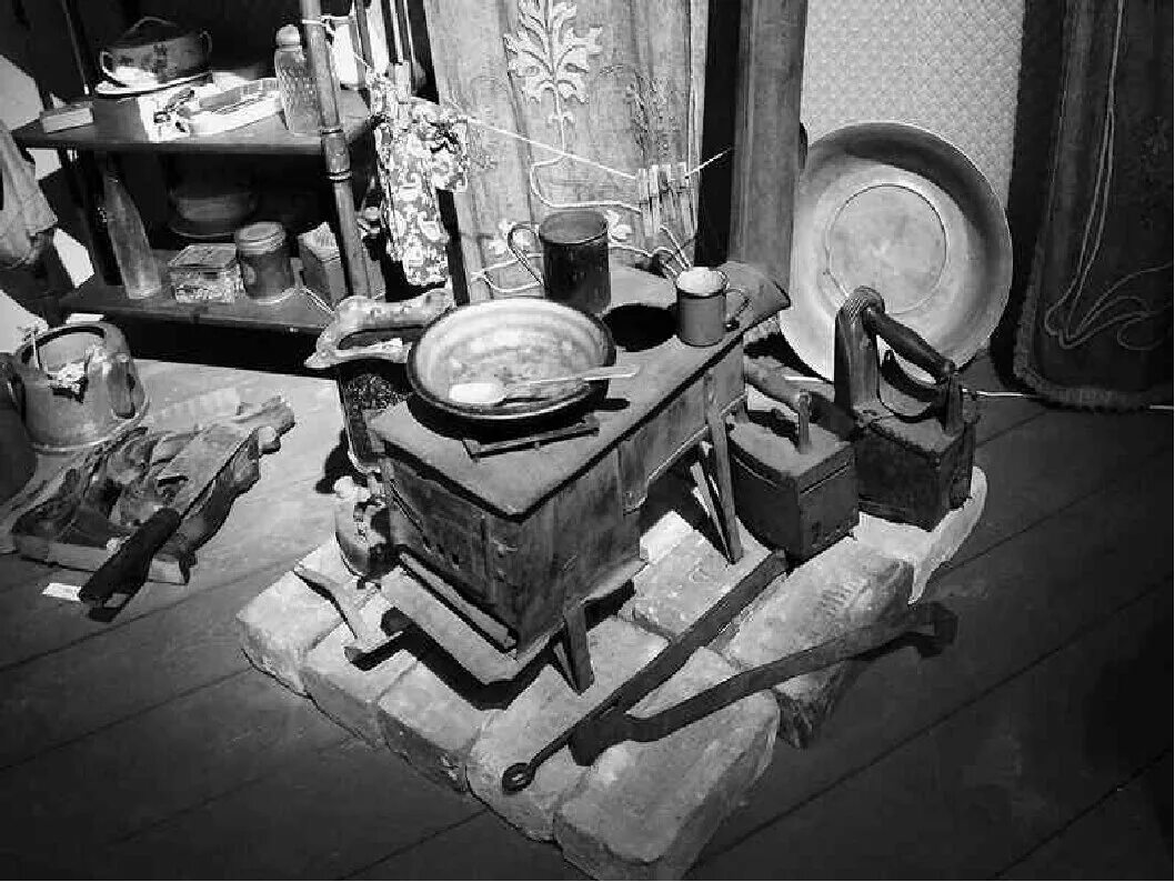 Печка буржуйка блокада ленинграда. Как называлась блокадная железная печка. Буржуйка в блокадном ленинграде. Печка буржуйка в блокадном ленинграде. Печь буржуйка блокада ленинграда.