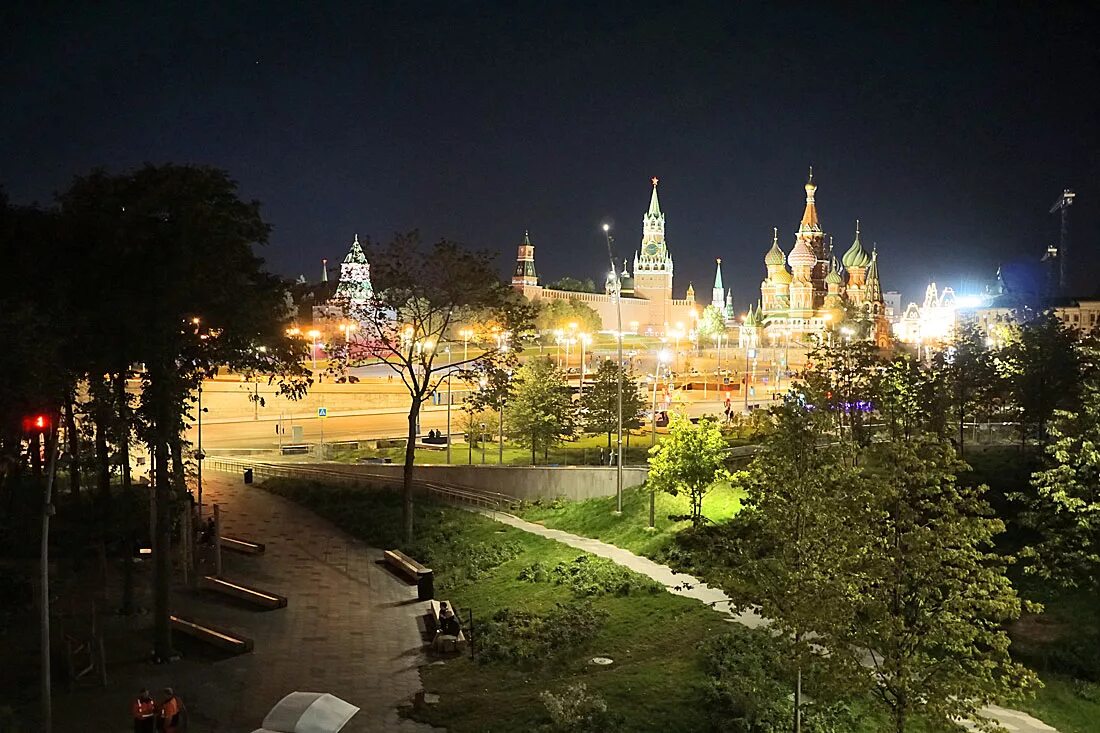 Москва вечером лето. Ночная Москва Зарядье парк. Парк Зарядье вечером. Парк Зарядье ночное освещение. Зарядье Москва ночью.