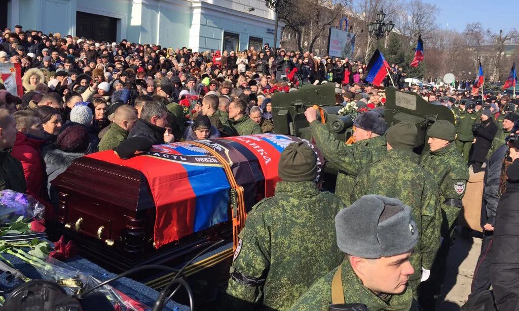 Могила гиви и моторолы в донецке. Могила толстых гиви. Гиви похоронят. Гиви донбасс. Захарченко на похоронах гиви.