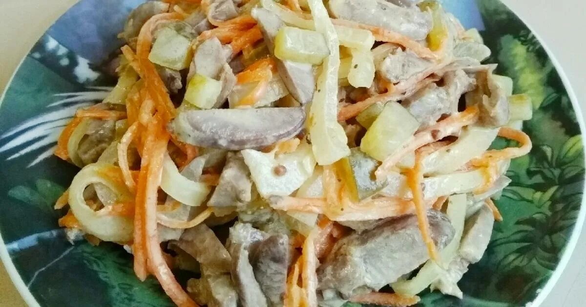 Салат из огурцов под куриный шашлычок кухня. Салат к шашлыку. салат из куриных сердечек. салат с сердцем и маринованными огурцами. шашлычный салат на бульоне.