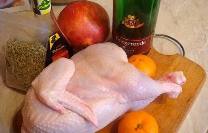 Рецепт курица вино. Ингредиенты для запеченной курицы. Курица в вине. Курица в глазури. Маринад для курицы винный.