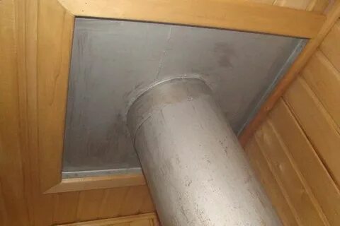 Потолок бани вокруг трубы