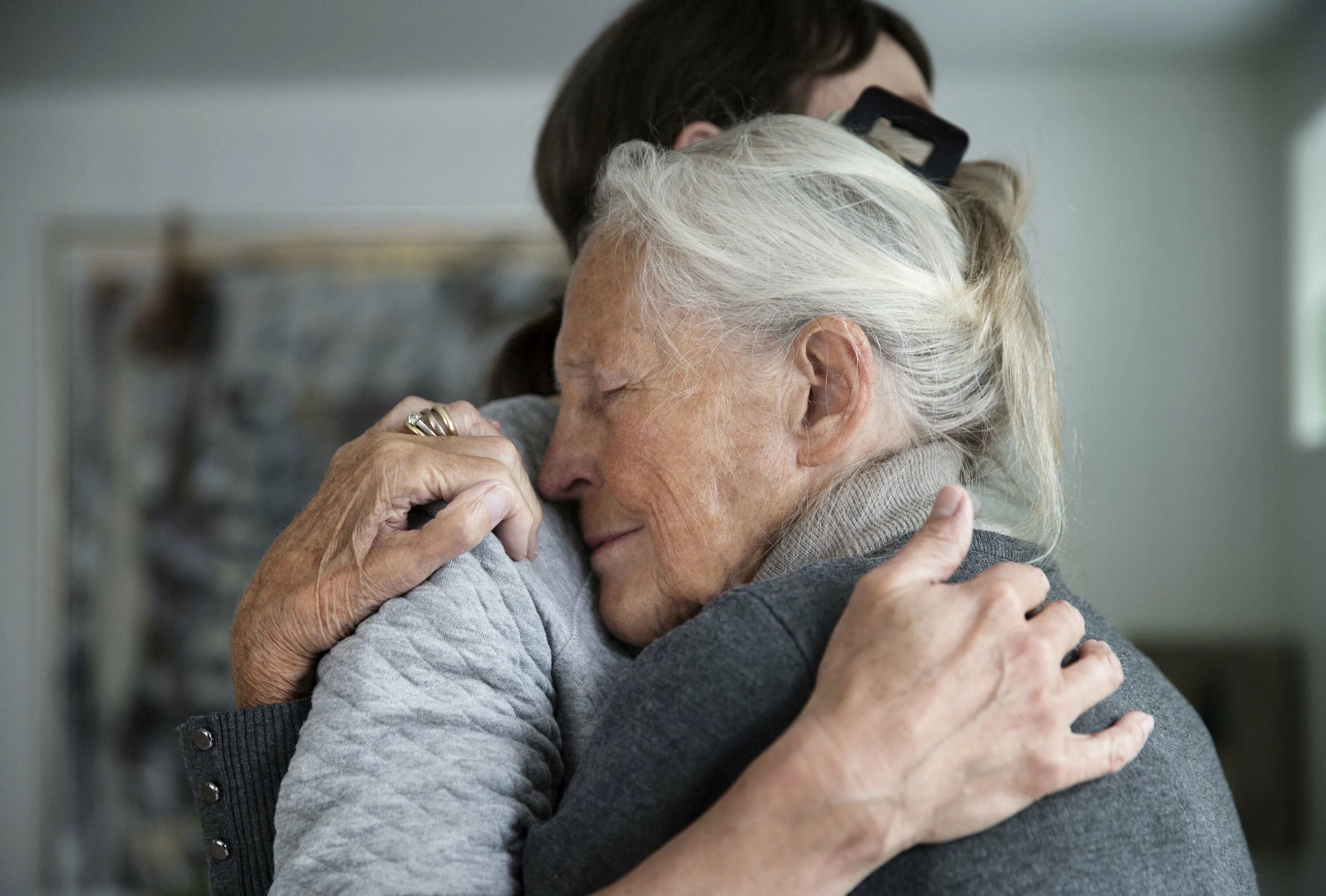 Среди старых людей больше. Бабушка обнимает. Объятия пожилых. Пожилые родители. Одиночество пожилых.