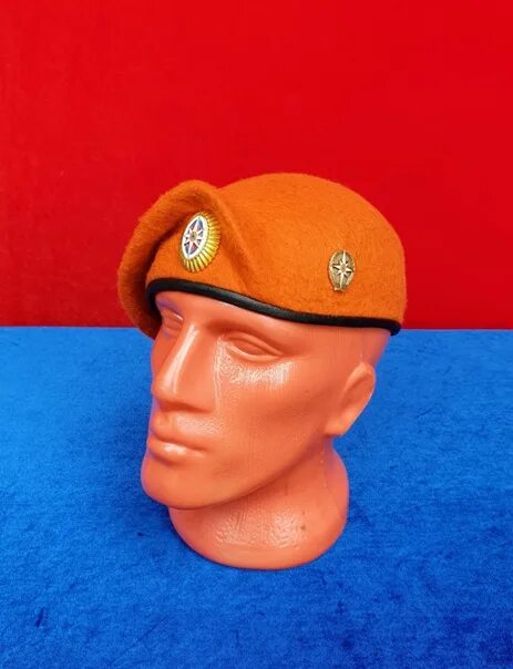 Как отбить берет юнармии. Берет мчс отбитый. оранжевый берет отбитый. отбитый оранжевый берет мчс. отбитие берета мчс.