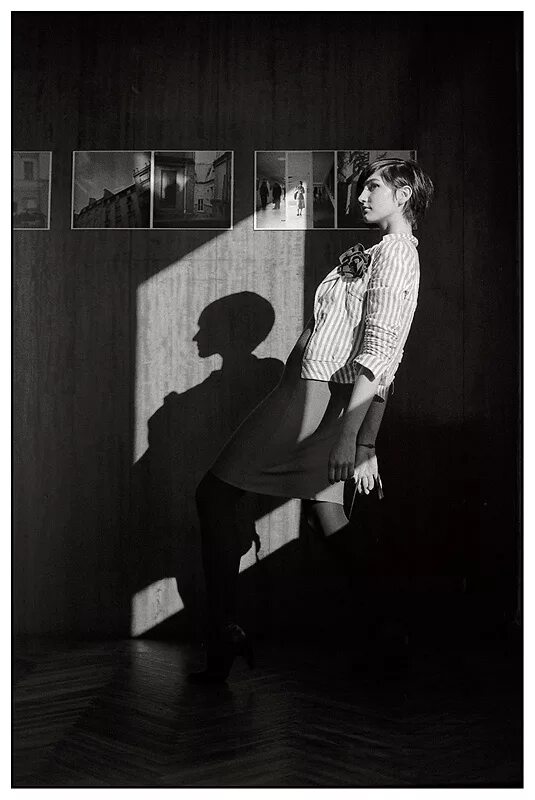 Ладонь на стене. Тень мужчины и женщины. Объятия тень. Грустные картины со смыслом. В тени человека.