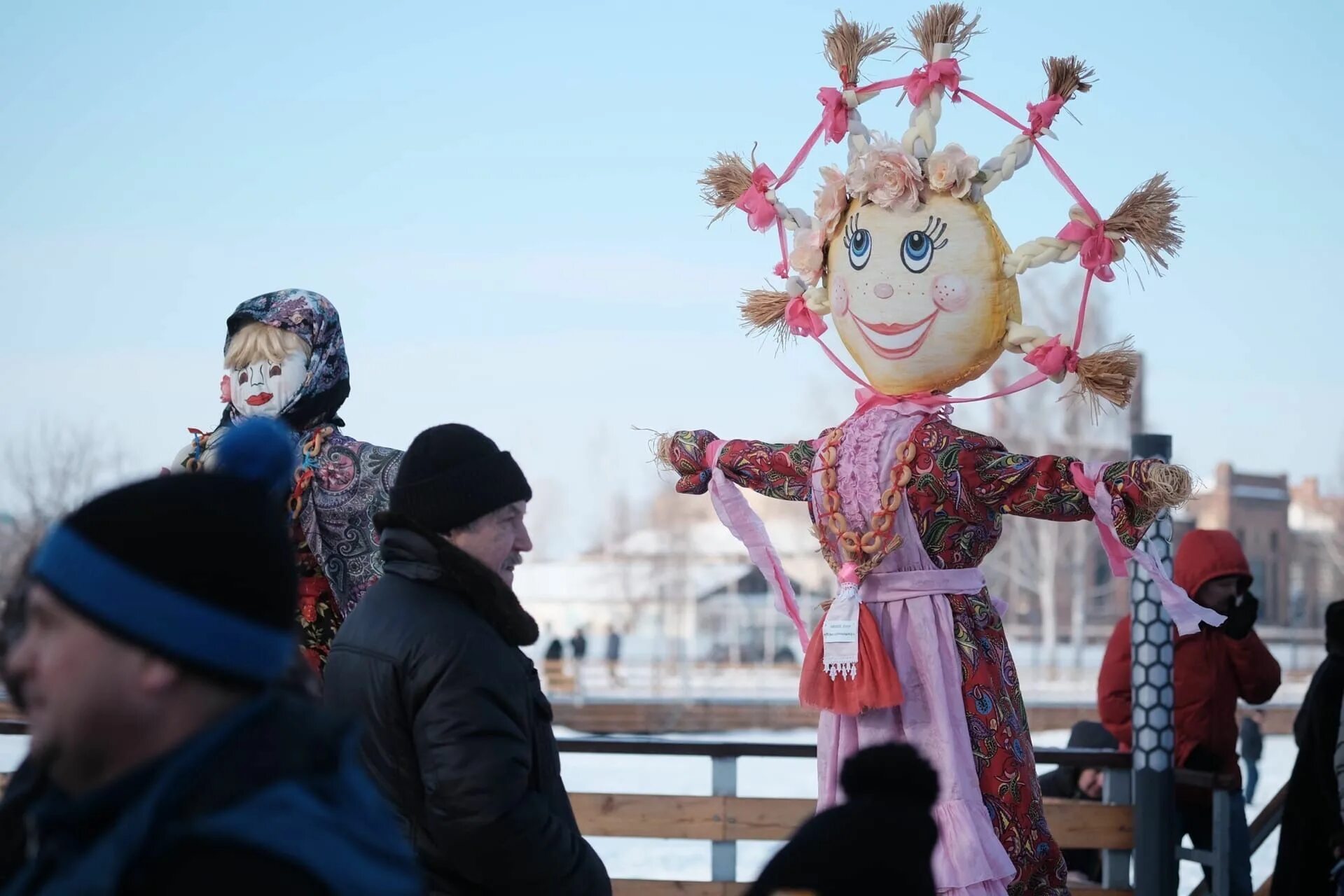 Проводы зимы в омске. Масленица Менделеевск. Масленица ярмарка. Выставка Масленица. Ярмарка на Масленицу в школе.