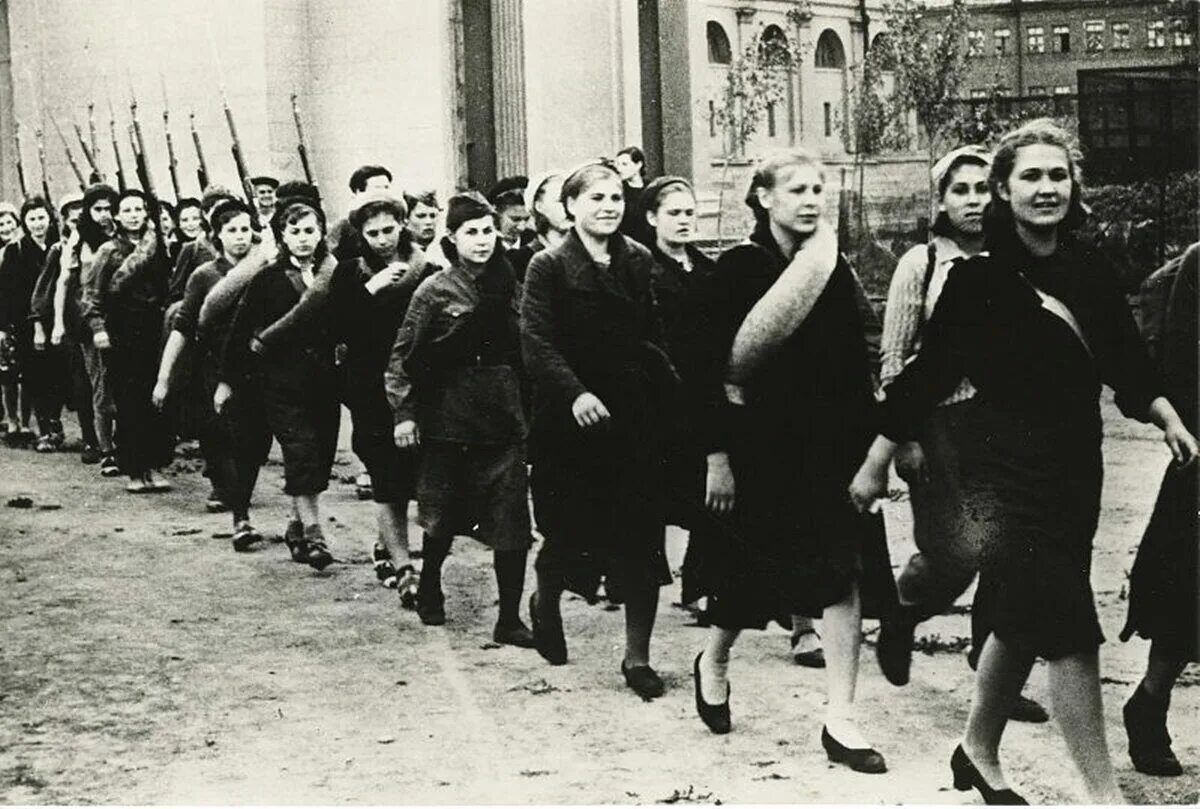 Когда была проведена массовая мобилизация женщин. Москва начало войны 1941. Мобилизация в начале Великой Отечественной войны 1941. Ополчение Москвы в 1941 году.