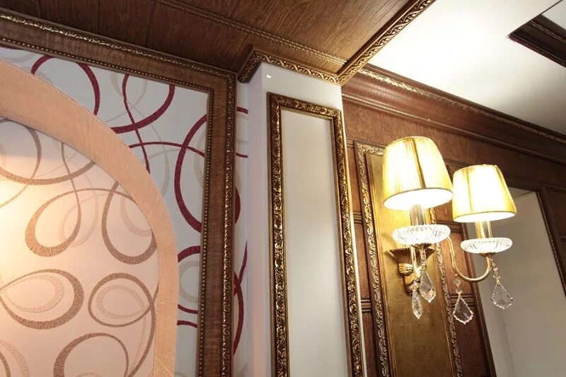 Интерьерный багет cosca. Стеновые панели с багетами. Молдинги для стен. Коричневые молдинги. Багетный карниз.
