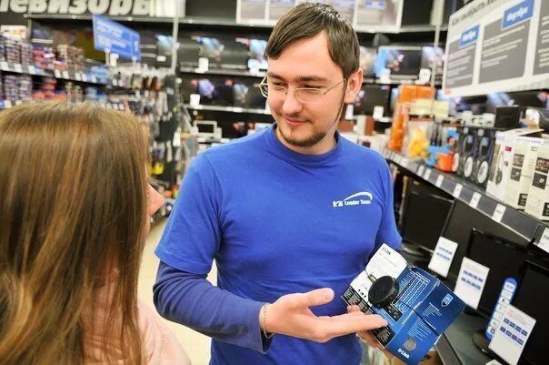 Консультант бытовой техники. Продавец в магазине электроники. Покупатель в магазине электроники. Консультант в магазине. Продавец консультант в магазин электроники.