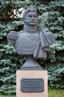 Бюст полководца