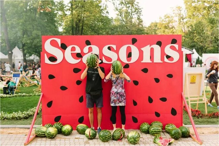 Фотозона год змеи. Летняя фотозона. фотозона фестиваль. фотозоны с продуктами. фотозона для продуктов.