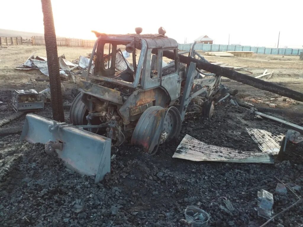 Сельхозтехника в Бурятии. Трактора в Бурятии. Трактор утонул в грязи. Трактор Улан. Трактор утонул