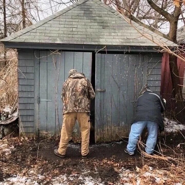 убитый сарай. убитый сарай. разрушенный сарай. амбар в бристоле. старый сарай.