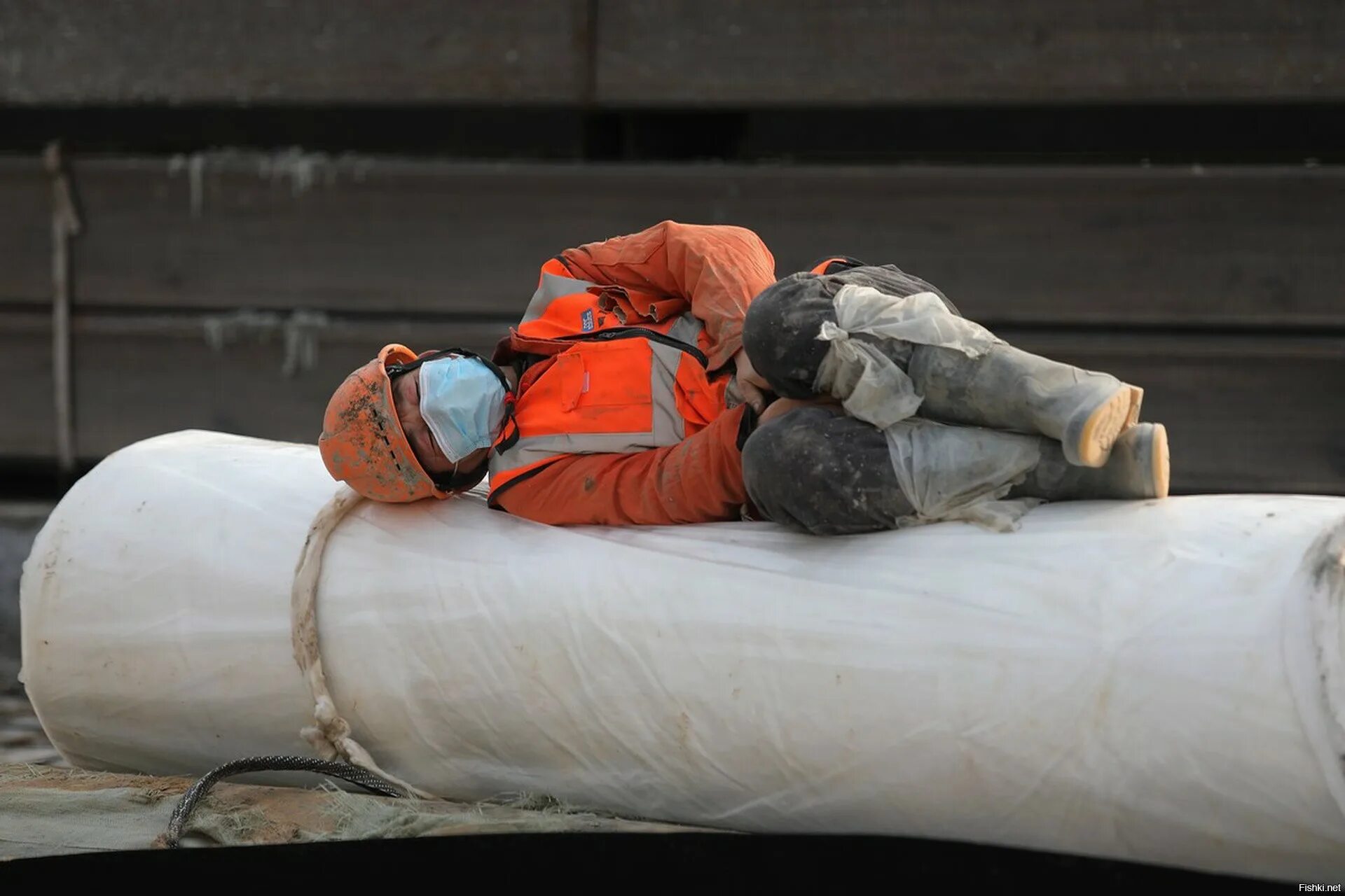 Рабочий засыпать