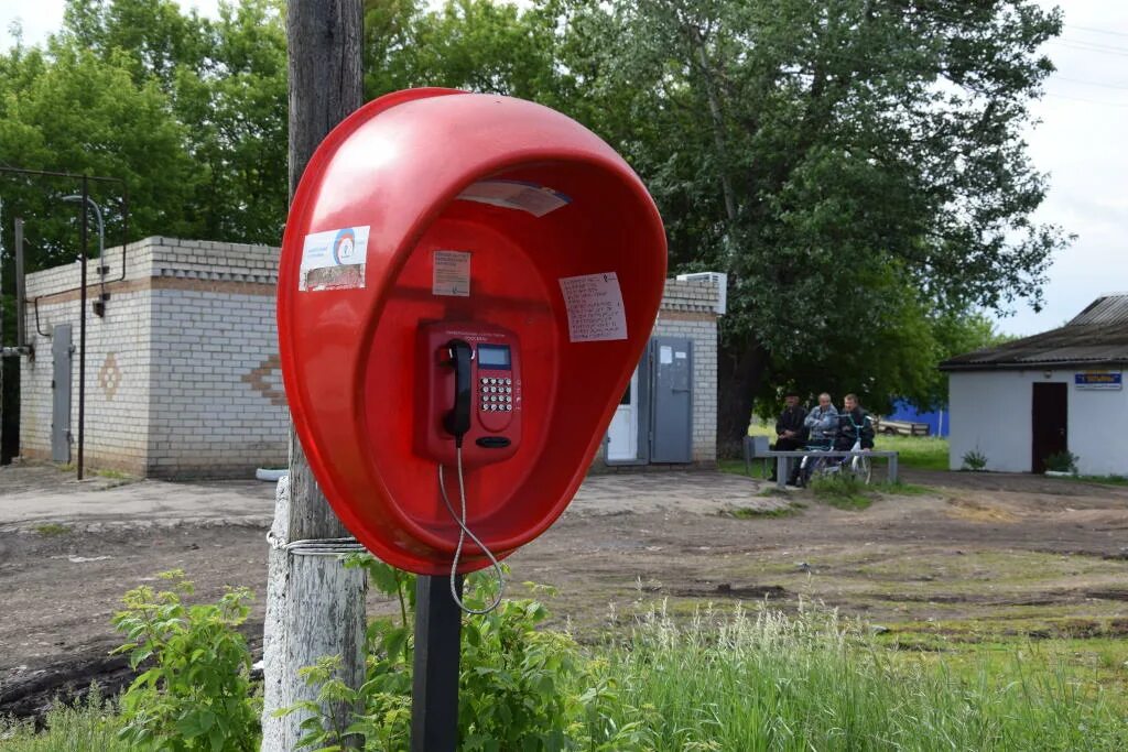 Какие таксофоны. Укрытие для таксофона. таксофоны в москве. таксофон в школе.