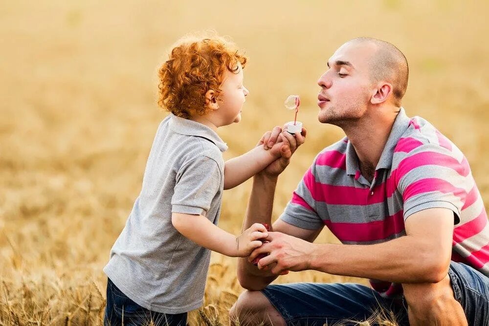 Одинокие родители получают. Отец одиночка. Родители одиночки. Мужчина с ребенком. Отец одиночка с ребенком.