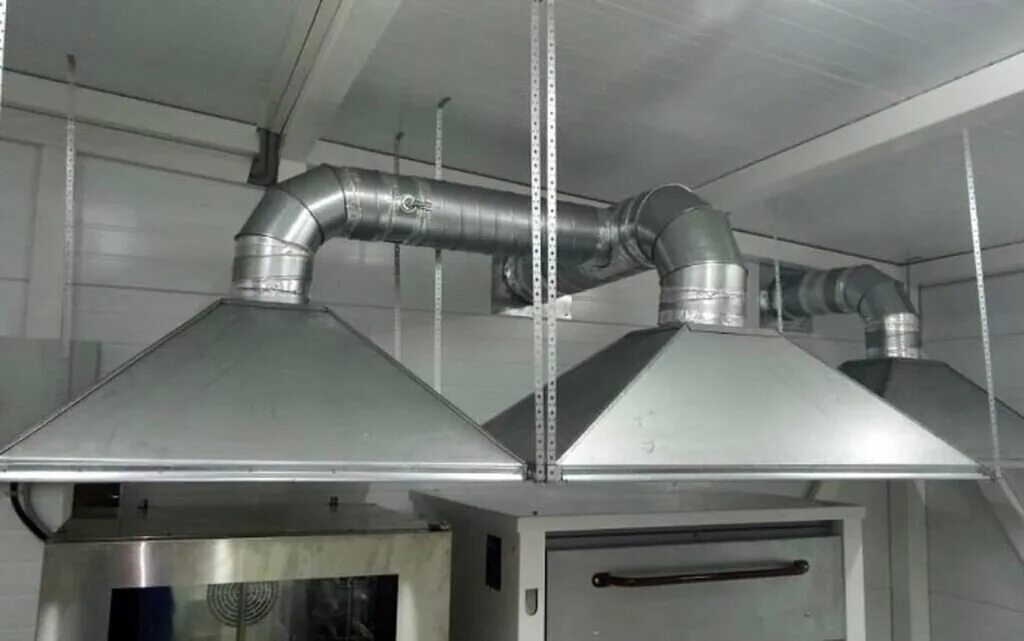 Вытяжной зонт для кухни. Зонт вытяжной simeco 2400. Вытяжной зонт l==2200м3/ч. Вытяжной зонт выход сбоку. Установка зонтов вытяжных.