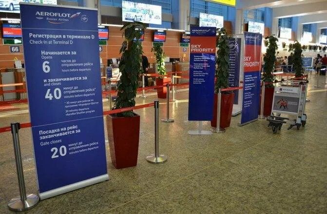 Стойки регистрации аэрофлот в шереметьево. Стойки регистрации в аэропорту шереметьево терминал в. Стойки самообслуживания шереметьево терминал b. Стойка регистрации пассажиров. Стойки регистрации аэрофлот в шереметьево.