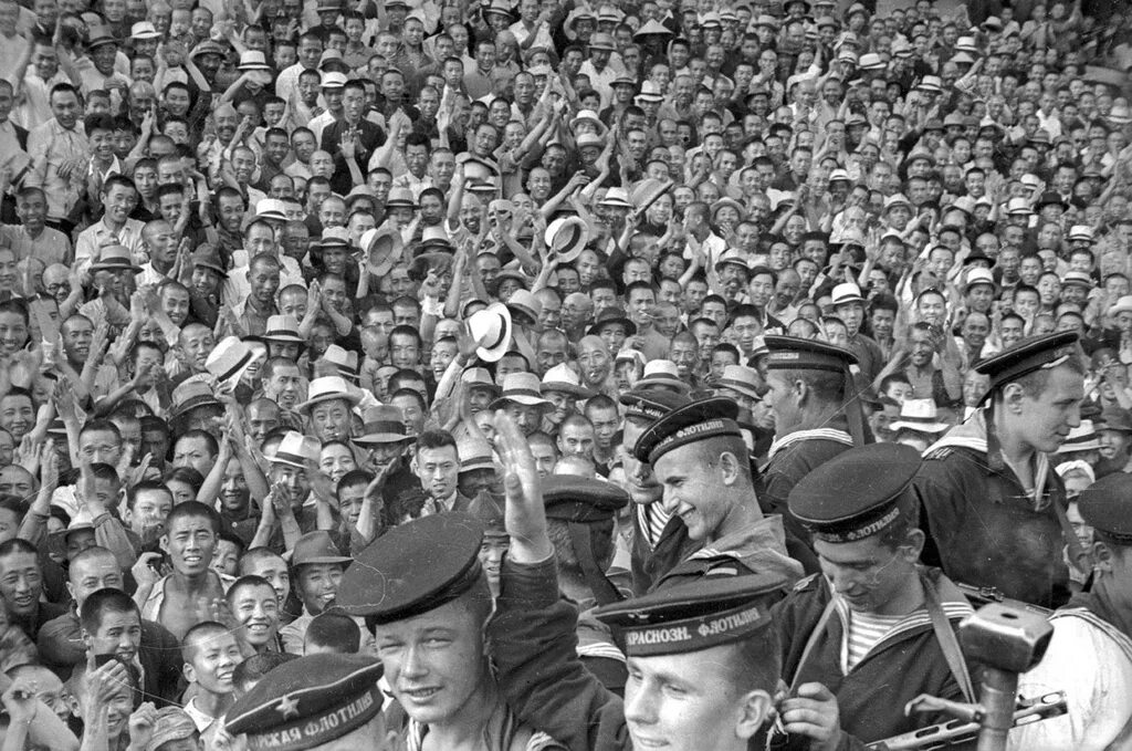 16 сентября 1945 парад в харбине. Советские и американские моряки празднуют капитуляцию Японии. Победа моряки 1945. Матросы август 1945г с Японией. 1945 Год моряк Китай.