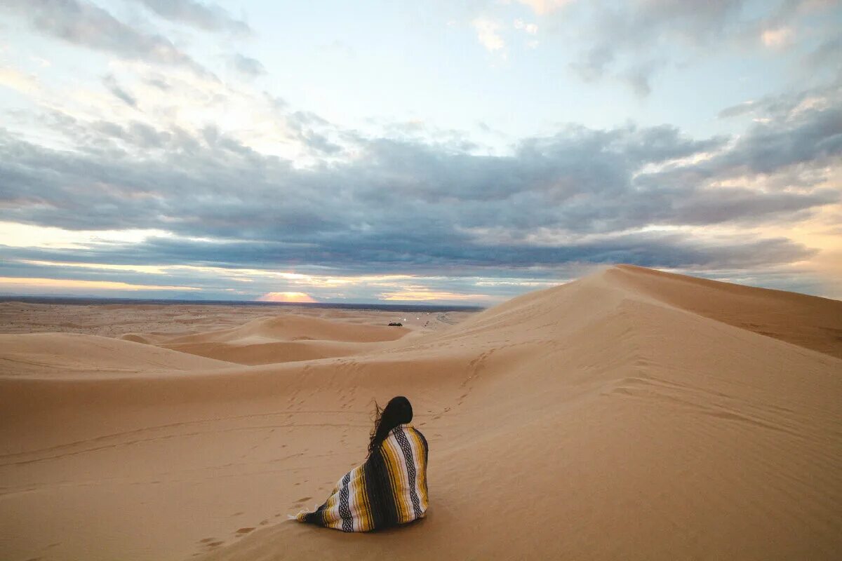 Куршская коса дюны. Пустыня. Пустыня и море. Человек в пустыне.