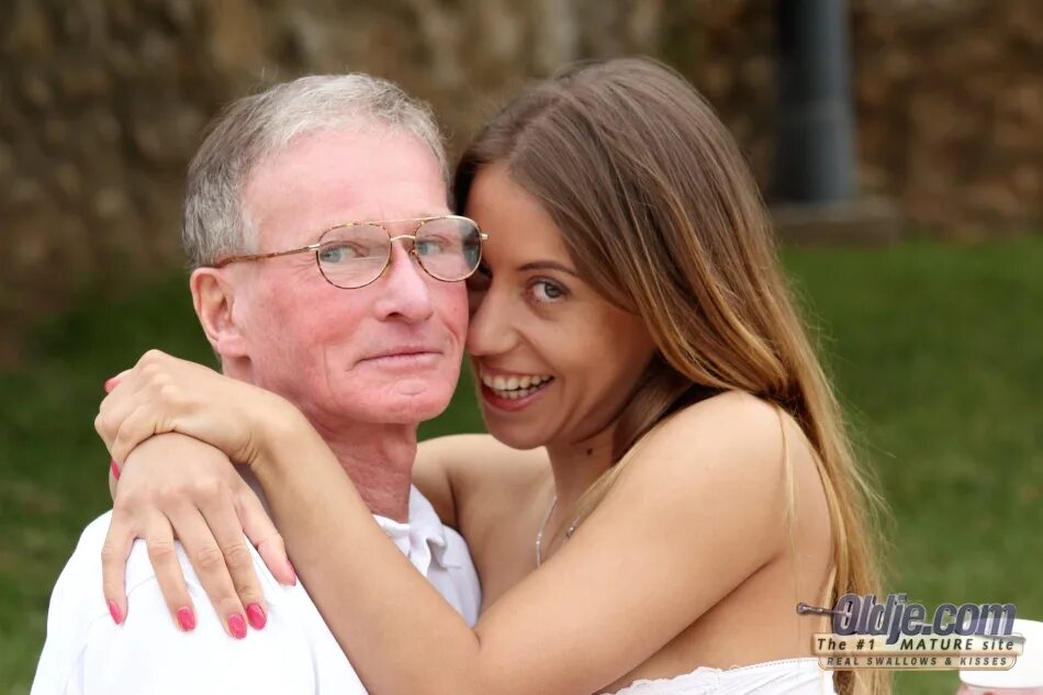 Oldje дочка. Подростки со стариками. Oldje evening embrace. Старики с молодыми девушками. Oldje evening embrace.