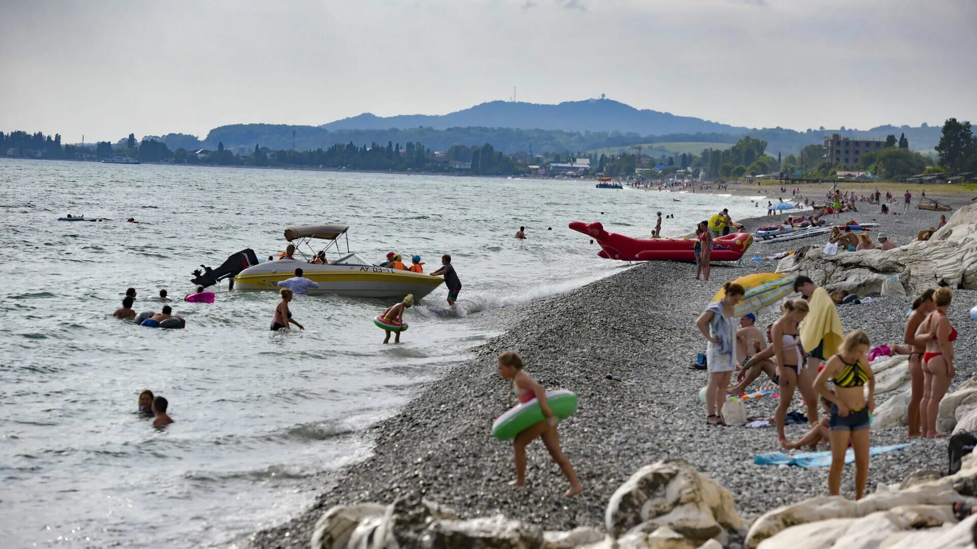 Шторм в абхазии 2021. Абхазия после шторма сегодня. Ураган в абхазии сейчас. Шторм в гагре в 2016 году. Абхазия после шторма сегодня.