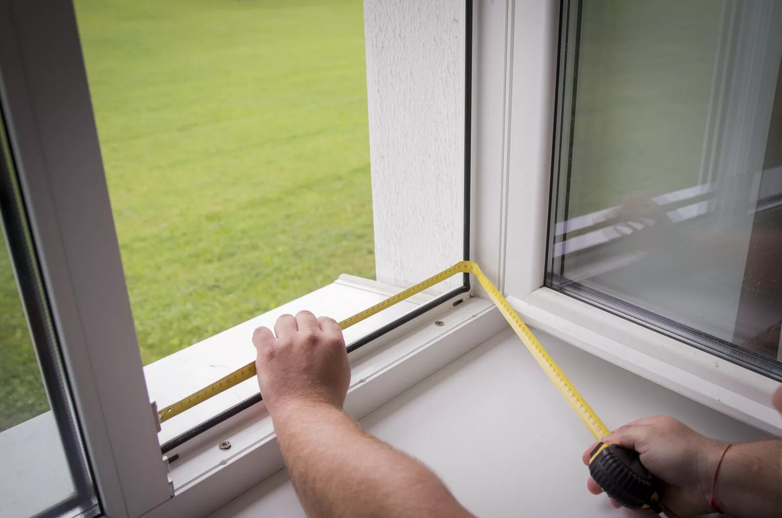 замерщик пластиковых окон. замер окон. замер оконного проема для пластикового окна. замер пластиковых окон. замер проема для пластикового окна.