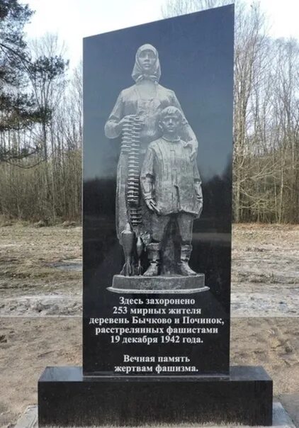 Военнопленные красноармейцы 1941. Немецкие военнопленные в плену советских партизан. Расстрелянная деревня. Немцы на оккупированных территориях. Военные преступления вермахта.