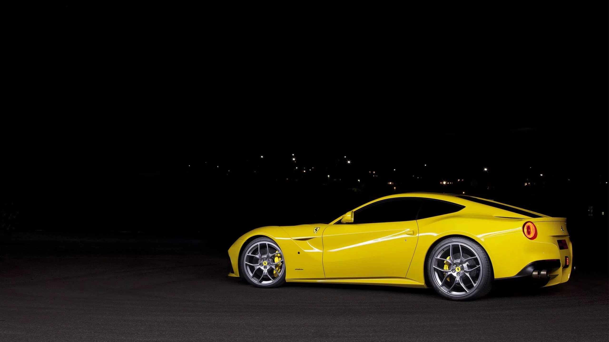 Машины на желтом фоне. Ferrari f12 Berlinetta Novitec. Ferrari f10. Машина желтая. Желтая машина на черном фоне.