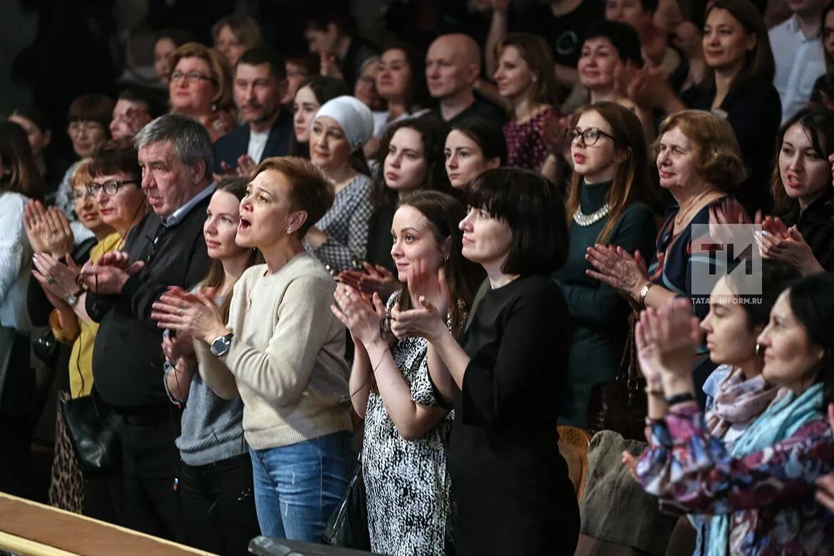 Зрители посмотрели спектакль. 5 пятый театр омск. Театр со сцены аплодисменты. Зрители посмотрели спектакль. Зрители посмотрели спектакль.