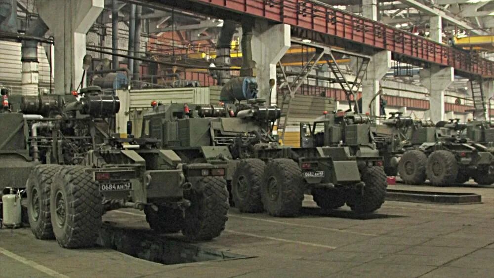 Тягач баз 6403. Брянский завод колесных тягачей-алмаз-антей. Баз завод брянск. Машина баз 6306. Баз в брянске.