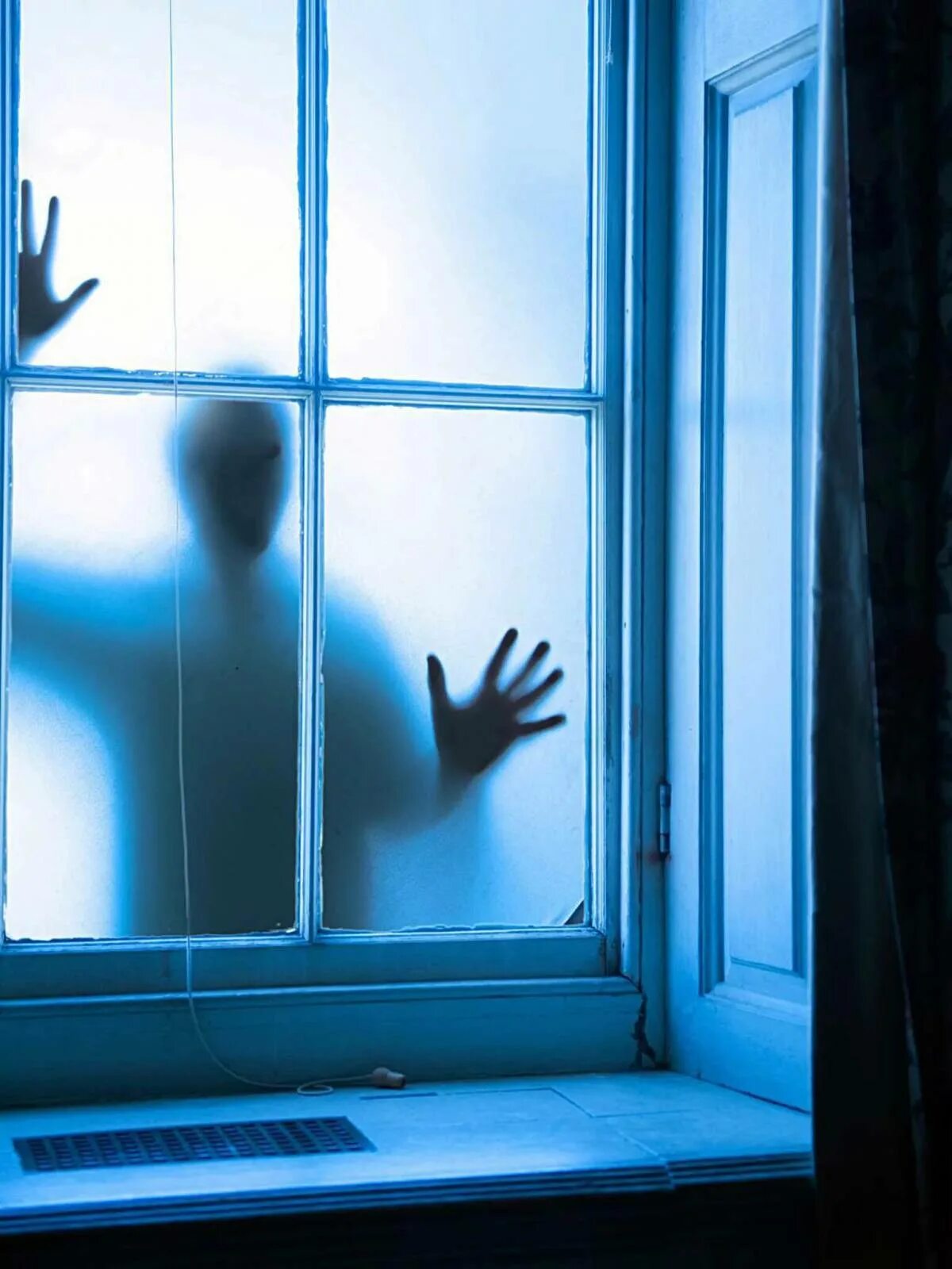 У окна. Включи серию человек за окном. Включи серию человек за окном. Мужик стучится в окно. Человечек в окне.