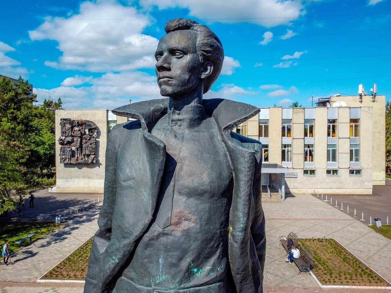 Сайт персоны комсомольск на амуре. Библиотека островского комсомольск-на-амуре. памятник н.а.островскому комсомольск-на-амуре. памятники комсомольска на амуре. памятник островского.