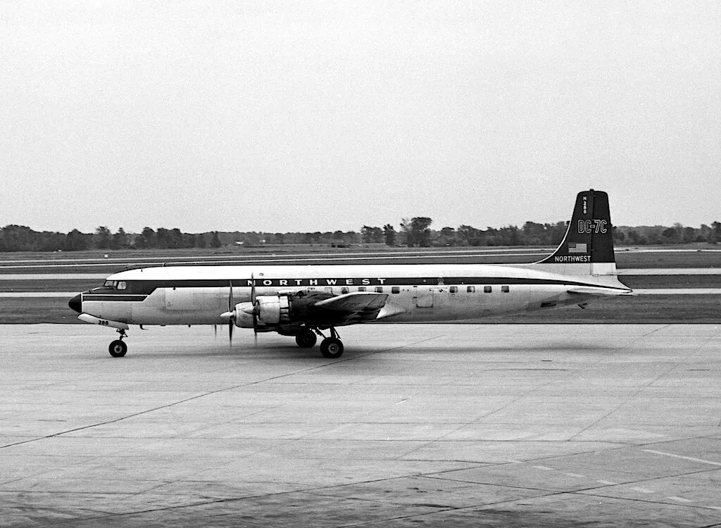 Dc 7.4. DC-7 самолет. Приводнение DC-7 В Ситке. Дуглас 7. Дуглас самолёт 7.